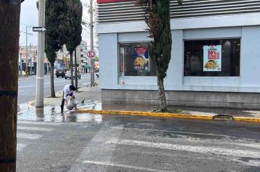 La fuga de agua fue detectada en la esquina de Chiclayo y el eje 5 Norte alcaldía GAM.