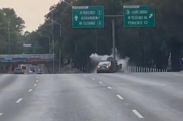 Automovilista se impacta contra poste en Avenida Insurgentes Norte