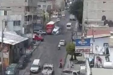 Camión se queda sin frenos y se impacta contra varios vehículos en ...