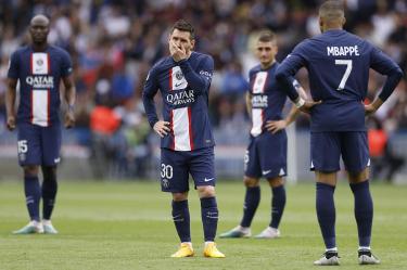 Jugadores del PSG cabizbajos tras derrota.