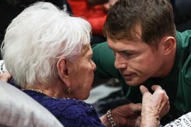 Abuelita de 'Canelo' Álvarez dándole su bendición.