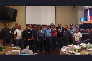 Grupo de empleados, grande, posa para la foto 