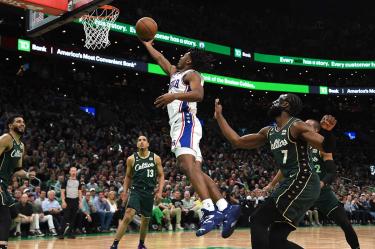 Tyrese Maxey encestando para Sixers.