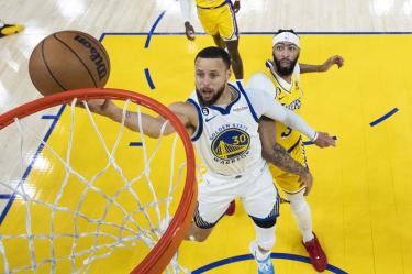 Stephen Curry encestando para Warriors.
