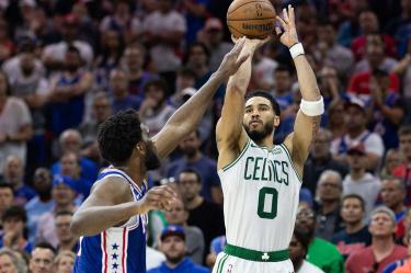 Jayson Tatum tirando al aro por Celtics.