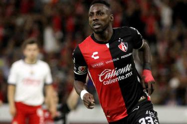 Julián Quiñones corre para celebrar su gol.