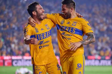 Juan Pablo Vigón y Gignac abrazados.