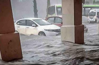 Lluvia deja a auto inundado 