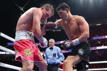 Dmitry Bivol golpeando a 'Canelo' Álvarez.