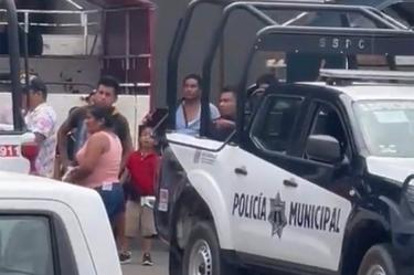 Familiares de los asesinados con autoridades locales