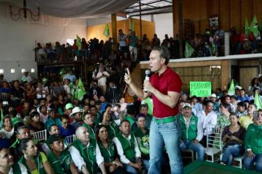 Manuel Velasco ante mucha gente