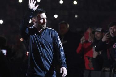 Messi en cancha de Newell's, equipo en el que estuvo durante su infancia.