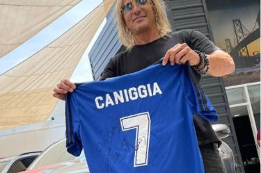 Claudio Paul Caniggia con lentes cargando playera azul con su apellido en espalda
