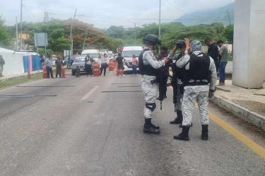 Familiares de agentes levantados bloquean carretera Chiapas 