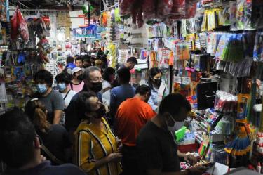 Familiares continúan con las compras de útiles escolares y uniformes en los puestos del centro histórico 