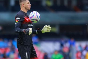 Tiago Volpi en partido ante Cruz Azul en el Azteca.