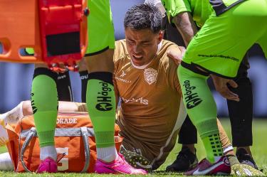 Alfredo Talavera conmocionado y siendo asistido.