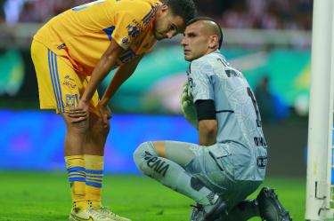Diego Reyes con Nahuel Guzmán en partido de Tigres.