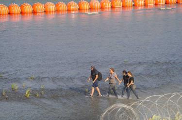 Boyas instaladas en el Río Bravo