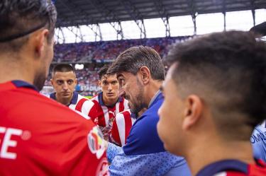 Jugadores de Chivas reciben instrucciones por parte de Veljko Paunovic.