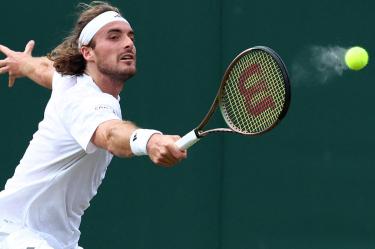 Stefanos Tsitsipas jugando tenis.