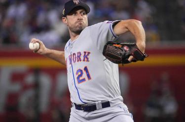 Max Scherzer lanzando una bola con Mets.