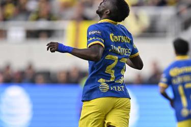 Julián Quiñones en partido de América frente a Columbus Crew.