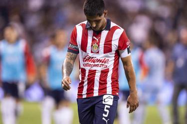 Víctor Guzmán sale de la cancha de Kansas City cabizbajo.