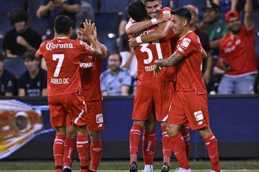 Jugadores de Toluca celebran gol ante Sporting Kansas City en 16avos de final en Leagues Cup.