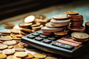 Monedas y calculadora.