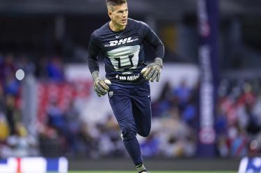 Sebastián Sosa en calentamiento con Pumas.