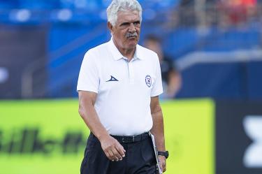 'Tuca' Ferretti con semblante molesto tras un partido.