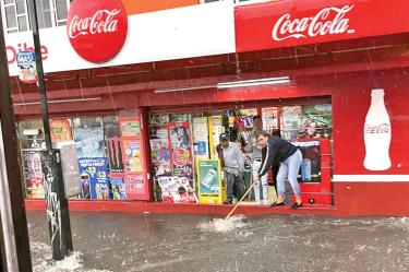 Los encharcamientos afectaron autos, casas y negocios que están a nivel de piso; personal de Sacmex acudió a desazolvar. Fotos: Elizabeth Velázquez