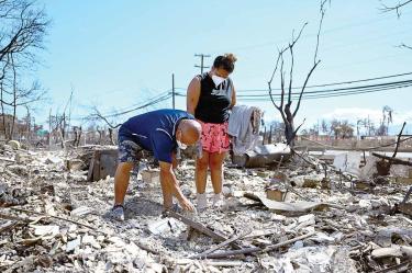 Habitantes de Maui revisan los escombros de sus casas que quedaron hechas cenizas.