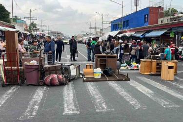 Vecinos de la Lagunilla, bloquean la zona porque los desalojaron 