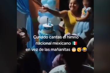 Niña y mujer en fiesta de cumpleaños y niños cantando Himno Nacional