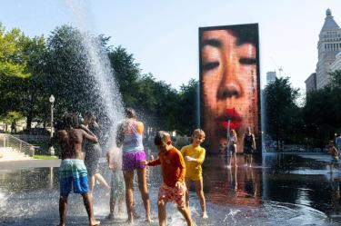 Decenas de personas se refrescan en medio de la ola de calor en Chicago. (Especial)