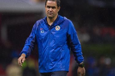 André Jardine rumbo a los vestidores tras el América Vs León.