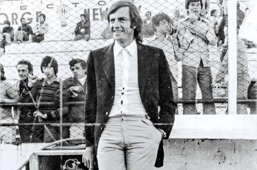 César Luis Menotti, en foto de archivo y actual director general de Selecciones Nacionales de la AFA.