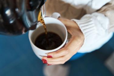 Mujer sirve café