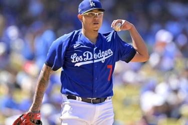 Julio Urías con franela azul de los Dodgers.