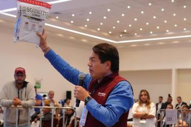 Mario Delgado, líder de Morena, durante la revisión de boletas de la encuesta