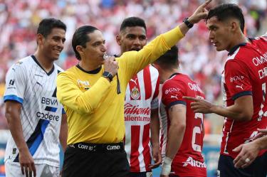 Óscar Macías anulando el gol de Chivas.