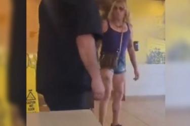Padre impide a mujer trans entrar al baño.