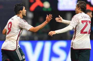 Raúl Jiménez y Jordi Cortizo celebran 2-2 de la Selección Mexicana.