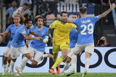 Ivan Provedel celebra gol en el 90+6' con sus compañeros.