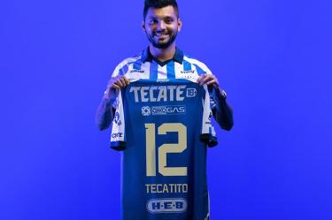 'Tecatito' Corona posando con su nuevo número.
