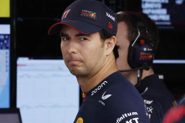 'Checo' Pérez en el paddock tras las prácticas en Japón.