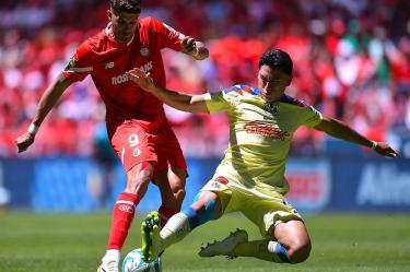 Pedro Raúl buscando disparar a gol.
