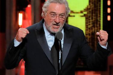 Roberto de Niro con el micrófono